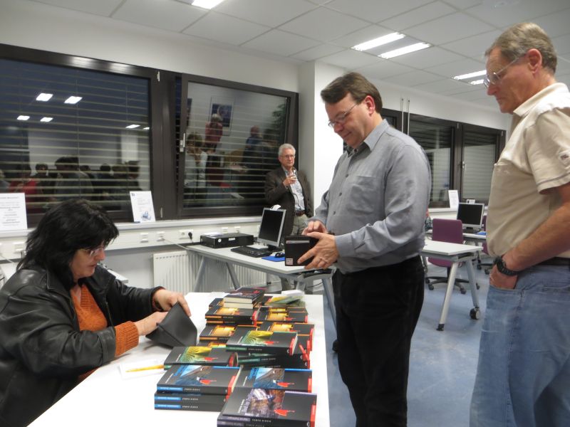 Verkaufstisch Buchhandlung Schairer.