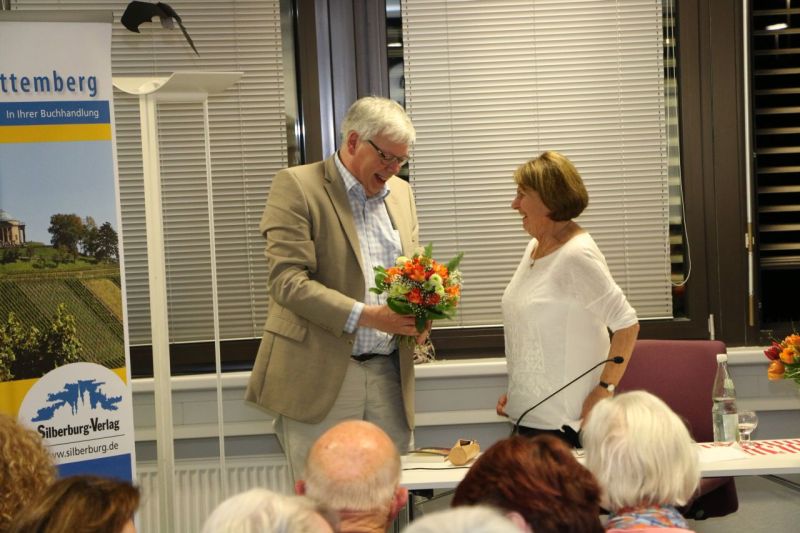 Blumen und Applaus.