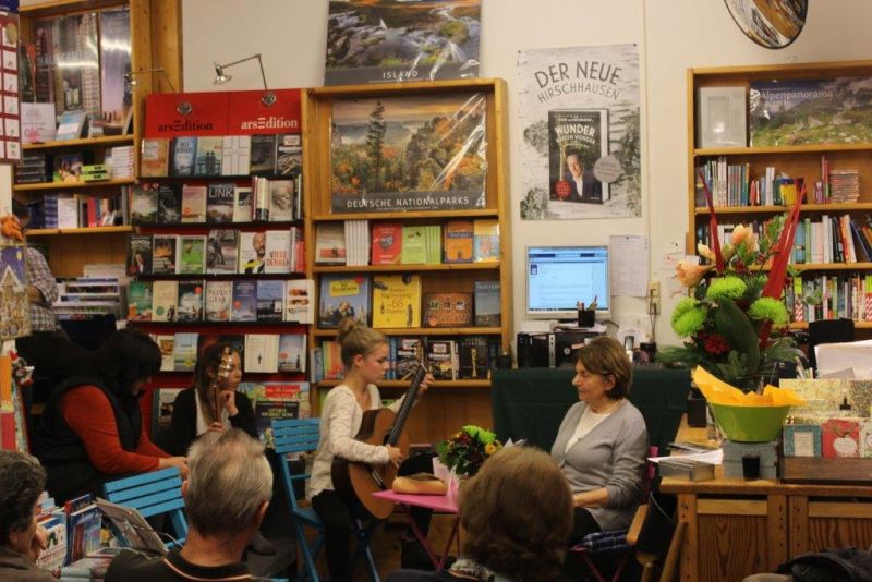 In Frau Schairers Buchhandlung geht es eng, aber stilvoll zu