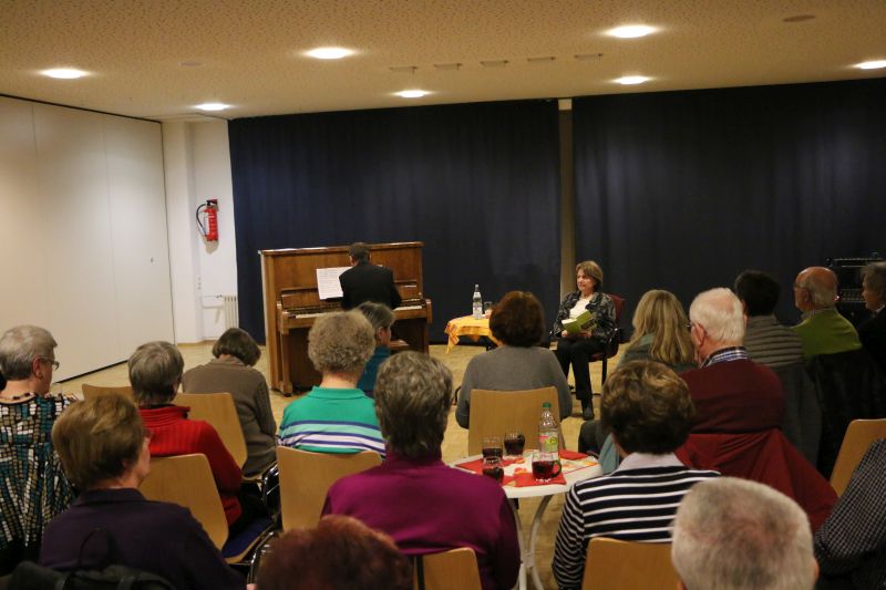 Das Bürgerhaus ist mit 50 Zuhörern gut besucht, da blieb kein Stühlchen frei