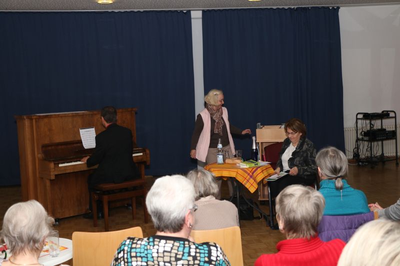 Nach der Abschlussmusik verabschiedet Frau Pfau Ihre Gäste