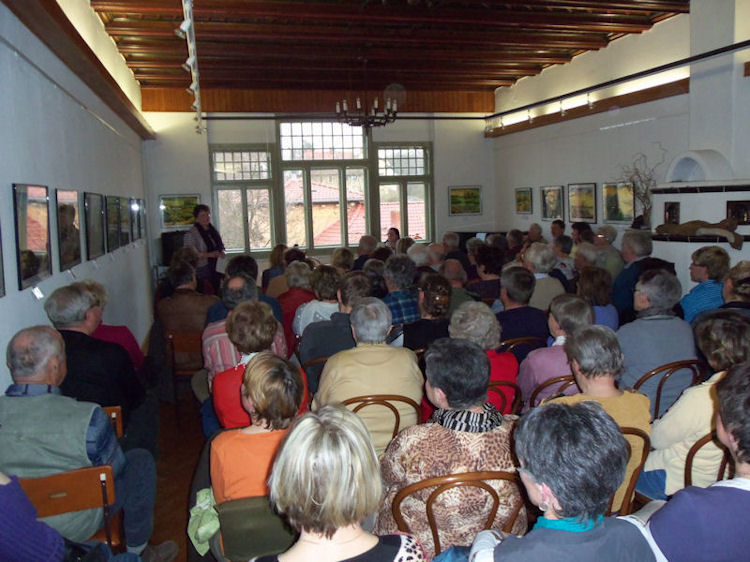 In der „Kleinen Galerie Gucke“, dem alten Rathaussaal in Bad Köstritz, werden die Plätze knapp.