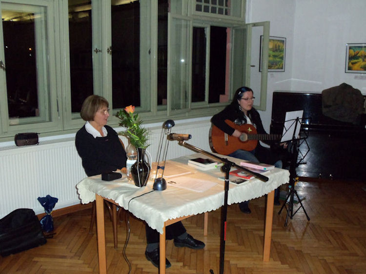 Mandy sorgt mit Gesang zur Gitarre professionell für die musikalische Umrahmung.